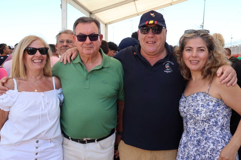 GALERIA DE FOTOS de l'estrene del BARET de les festes de DUANES: gran ambient, “botellins” a caixes i, a més… bous a la mar GALERIA DE FOTOS de l'estrene del BARET de les festes de DUANES: gran ambient, “botellins” a caixes i, a més… bous a la mar